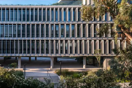The east and south façades are completely transparent - movable, perforated aluminium slats provide glare protection: They follow the path of the sun, filter the light and at the same time allow an unobstructed view outside.