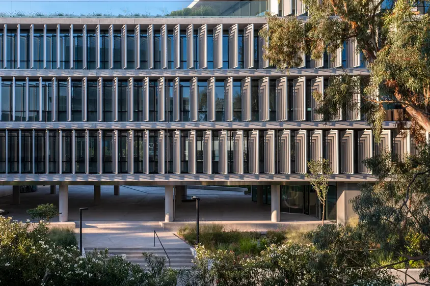 The east and south façades are completely transparent - movable, perforated aluminium slats provide glare protection: They follow the path of the sun, filter the light and at the same time allow an unobstructed view outside.