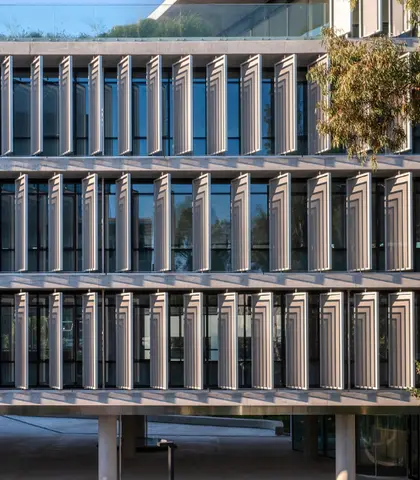 The east and south façades are completely transparent - movable, perforated aluminium slats provide glare protection: They follow the path of the sun, filter the light and at the same time allow an unobstructed view outside.