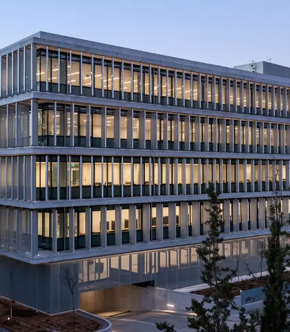 The L-shape, which gave the new building its name, was already defined in the brief: eLement. The LEED-certified office building in Athens surrounds a Mediterranean garden and is very close to nature with its green roof terraces. The high energy efficiency of the surrounding glass façades is ensured by insulating glazing with the warm edge spacer bar Swisspacer Ultimate.